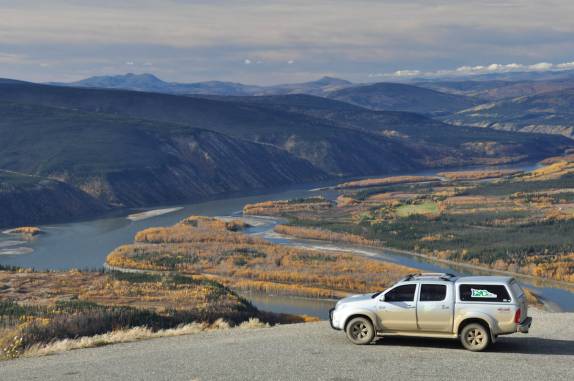 Fiona se despedindo de Dawson City, no Yukon Territory, no Canadá